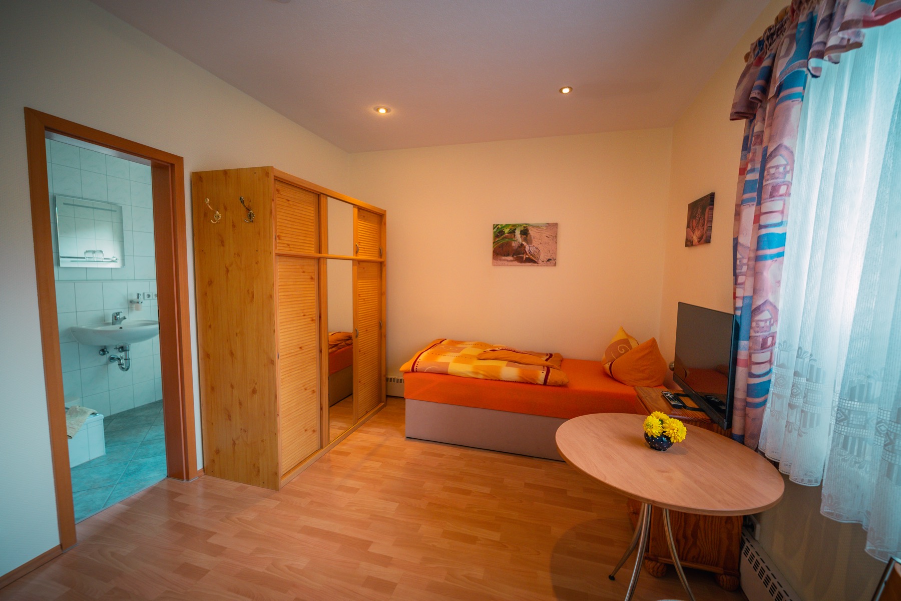 Zweibettzimmer mit Einzelbett, Kleiderschrank und Sitzecke